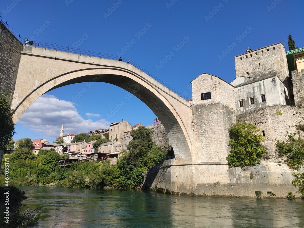 La village de Mostar en Bosnie-Herzégovine, avec ses maisons, pierres et son vieux pont, sur les bords du fleuve Neretva, ancienne province Ottoman