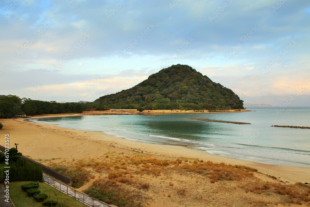 萩市の指月山と菊ヶ浜海水浴場