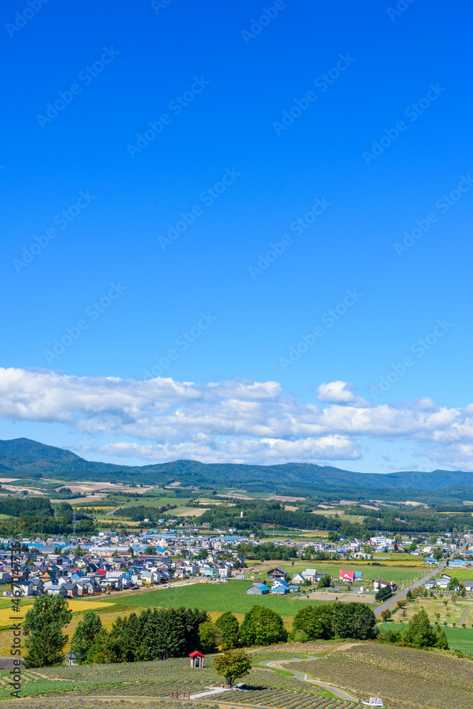 Naklejka premium 北海道 秋 日の出公園展望台より上富良野町を望む 