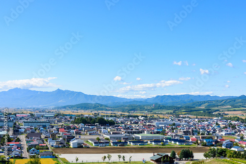 北海道　　秋　日の出公園展望台より上富良野町を望む  © rujin