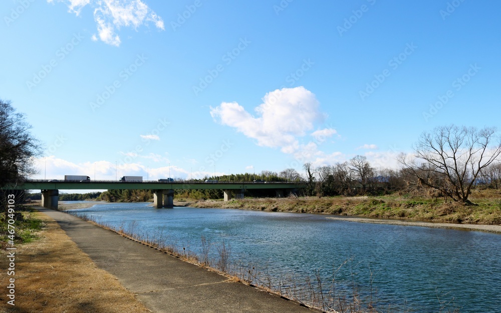 爽やかな初春　河川の散策　橋　風景