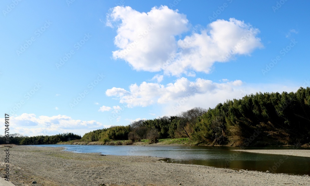 気持ち良い河川沿いを歩く　風景　初春