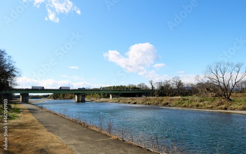 爽やかな初春　河川の散策　橋　風景 © green7
