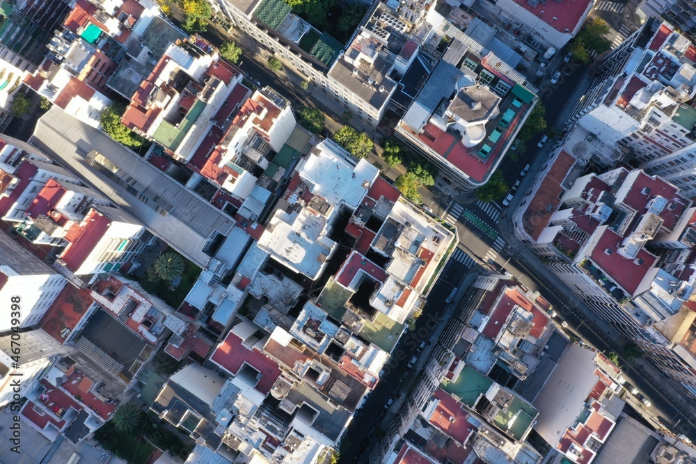 Vista aérea de edificios y cruce de calles en una ciudad. 