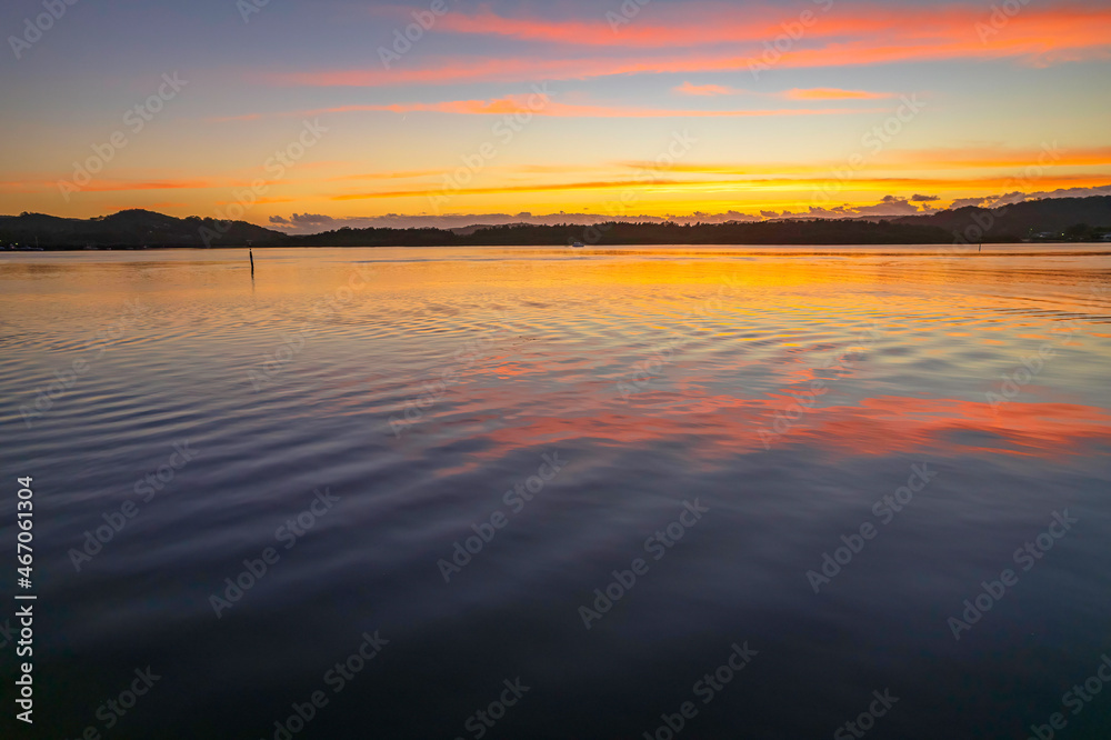 Obraz premium Sunrise over the bay with clouds