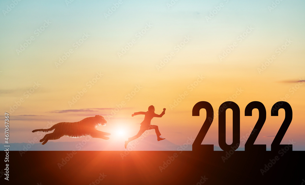 2022年イメージ ビジネス向け年賀状素材 虎と走る男性 2022年イメージ ビジネス向け年賀状素材 虎と走る男性