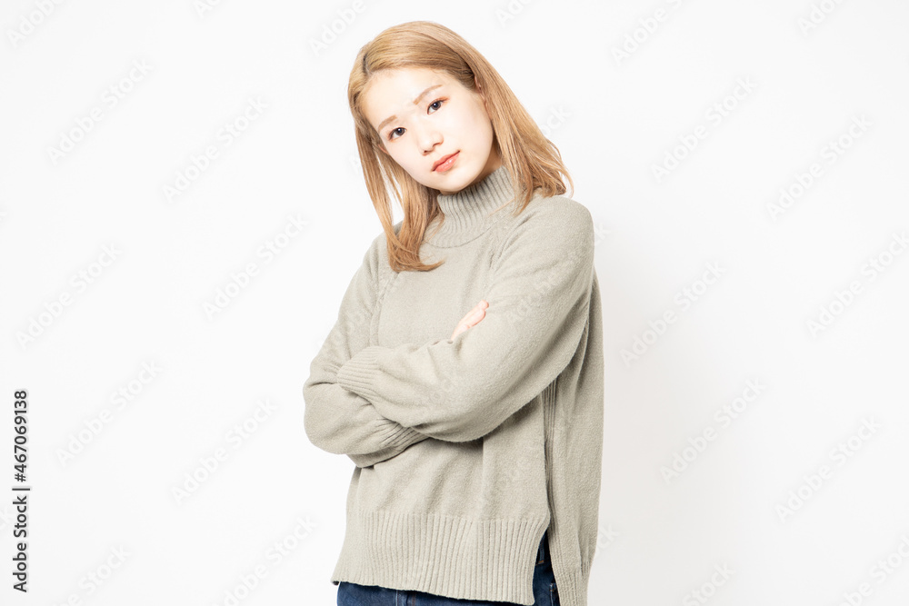 考え事をしている若い女性 考え事をしている若い女性
