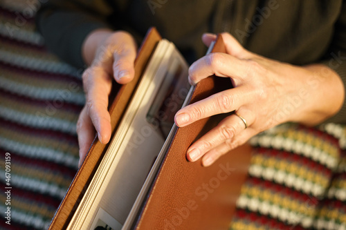 Obraz na płótnie Old woman looking at family photo album w salonie
