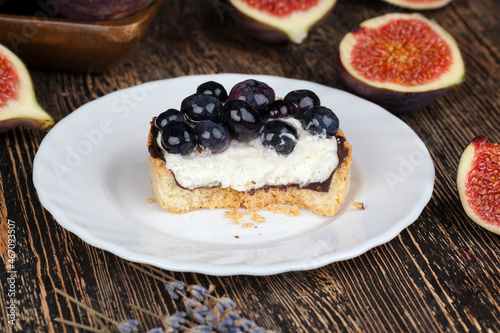 Wallpaper Mural tartlet with cream and blueberries Torontodigital.ca