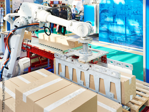 Industrial robot manipulator for moving boxes