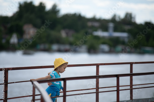 Fototapeta Naklejka Na Ścianę i Meble -  child on the lake
