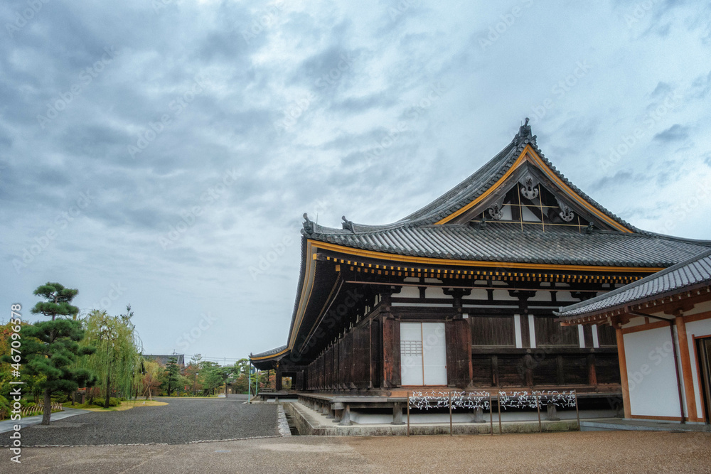 京都、蓮華王院 三十三間堂の本堂と境内風景
