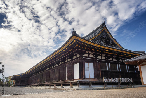 京都、蓮華王院 三十三間堂の本堂と境内風景 © 眞