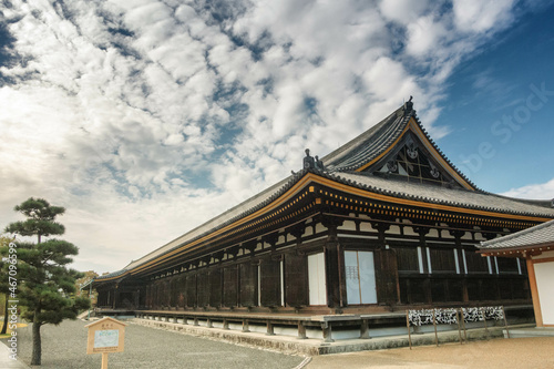 京都、蓮華王院 三十三間堂の本堂と境内風景