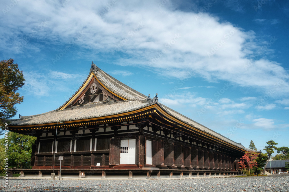 秋の京都、蓮華王院 三十三間堂の本堂と境内風景
