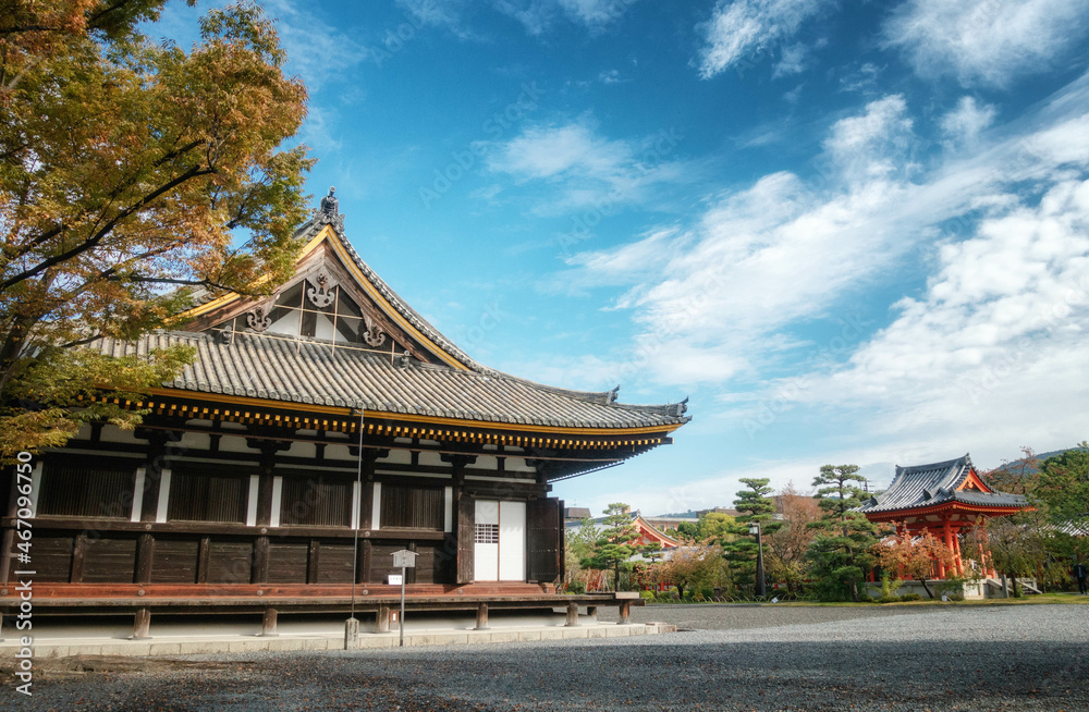 秋の京都、蓮華王院 三十三間堂の本堂と鐘楼が見える境内風景