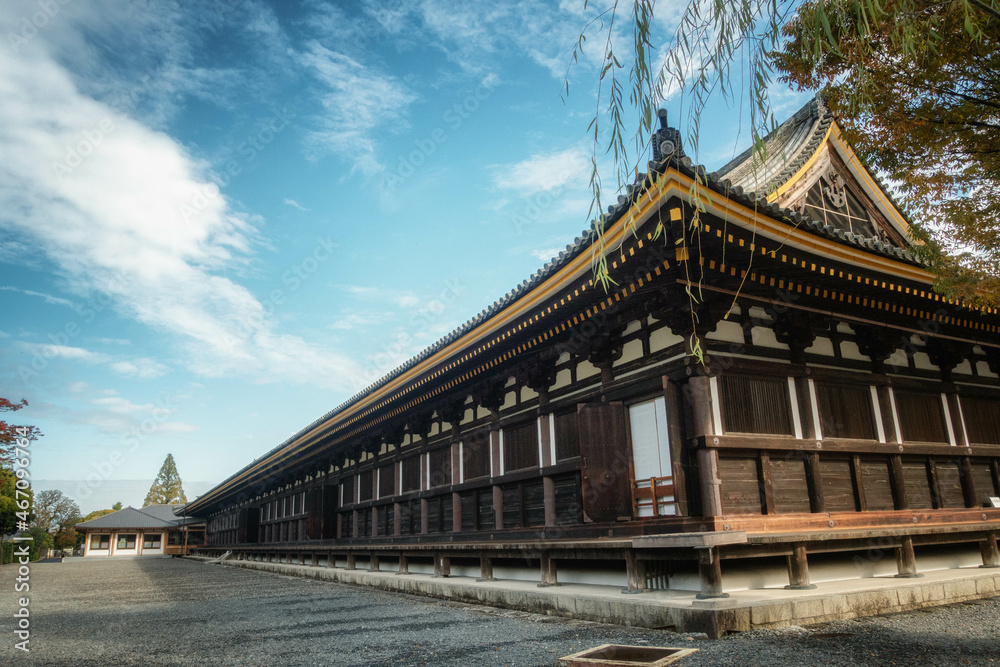 京都、蓮華王院 三十三間堂の本堂と境内風景