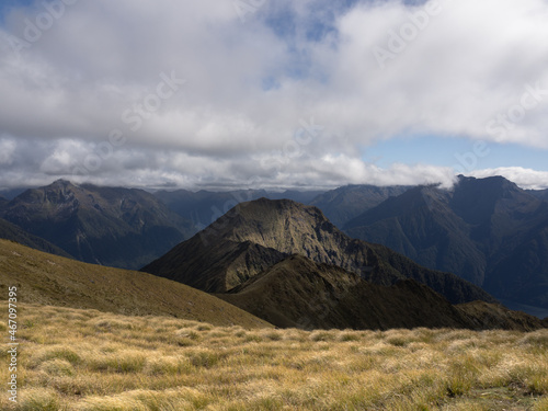 New Zealand - Te Anau - Zonlicht valt op een bergtop in Fiordland National Park