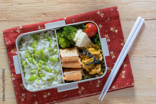 日本の弁当・ランチボックス：枝豆ごはんと鮭のはらす（白背景）