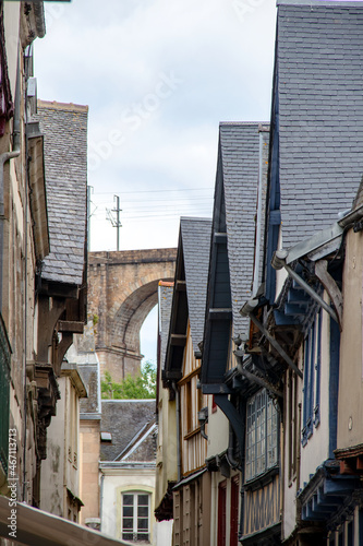 Morlaix. Vue sur les toits et le viaduc depuis le centre historique de la ville. Finistère. Bretagne  © guitou60