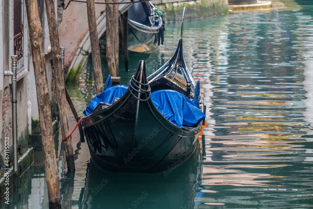 Walk through the calls and canals of Venice