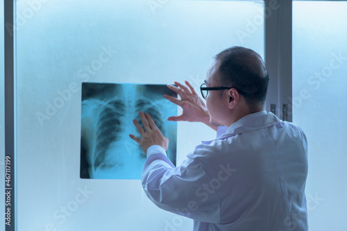 The doctor is analytic X-ray film , showing to patient , Health care concept
