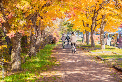 紅葉の季節に軽井沢で自転車に乗る親子
