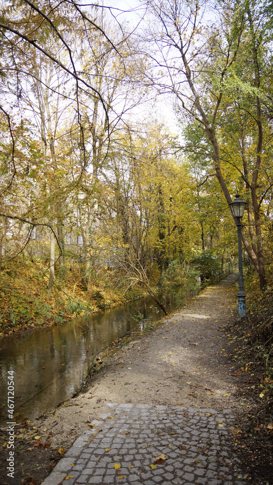 Park an der Freilichtbühne Augsburg im Herbst mit buntem Laub und bunten Blättern an den Bäumen Park an der Freilichtbühne Augsburg im Herbst mit buntem Laub und bunten Blättern an den Bäumen