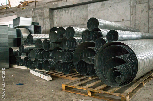 Metalowe elementy używane do montażu klimatyzacji i nawiewów na budowie
