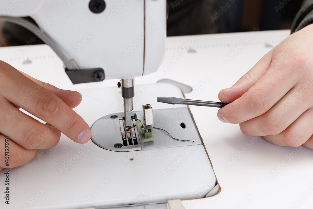 replacement of the foot on the sewing machine close-up