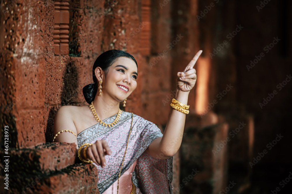 Obraz premium Asian charming woman wearing typical Thai dress identity culture