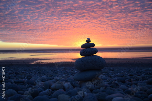 Photography empilement de galets  sur coucher de soleil