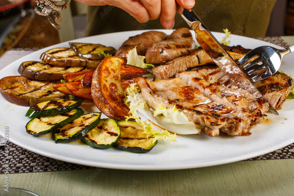 Misto Di Carne Servito In Un Ristorante Con Verdure Grigliate Patate 