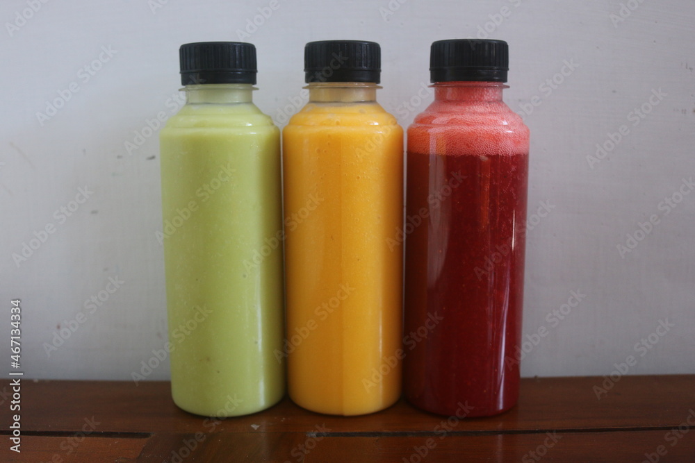 Avocado, mango, strawberry juice served in plastic bottles with black lids
Avocado, mango, strawberry juice served in plastic bottles with black lids