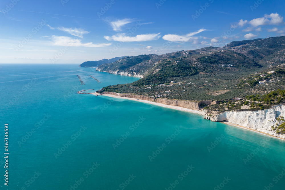 Vista aerea della spiaggia di vignanotica, gargano con drone