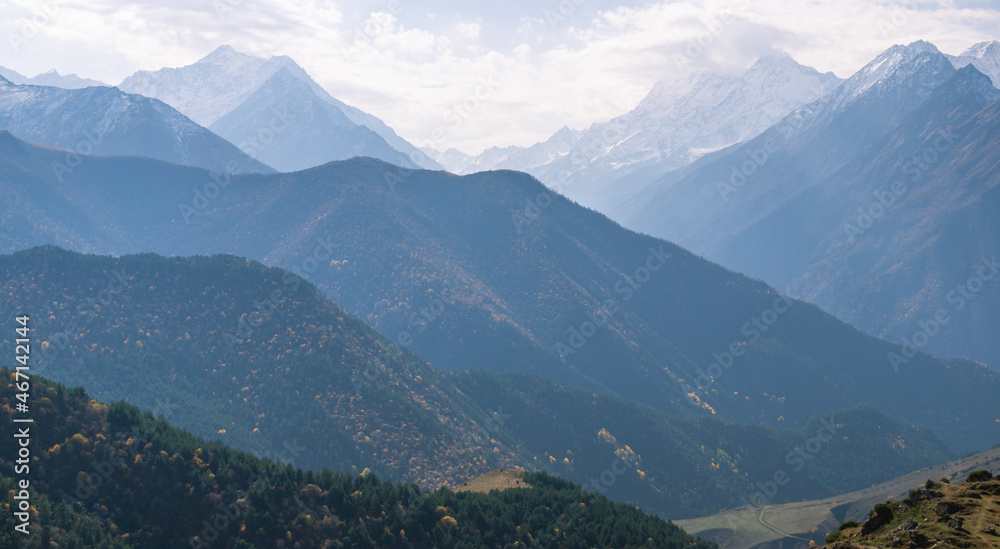 Naklejka premium Rocks high in the mountains.. Mountain view on a clear autumn day. Mountains in Ingushetia. Landscape in the mountains in autumn. Rocks and trees in a mountainous area.