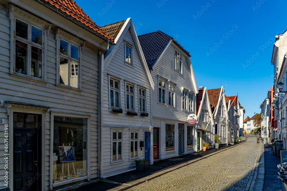 alte bunte Häuser in der Altstadt von Bergen, Norwegen. rund um den Hafen stehen viele schöne Häuser, weiss, rot, grün, gelb, grau, blau, Haus mit Charme und Flair! kleines Haus, gemütliches Quartier