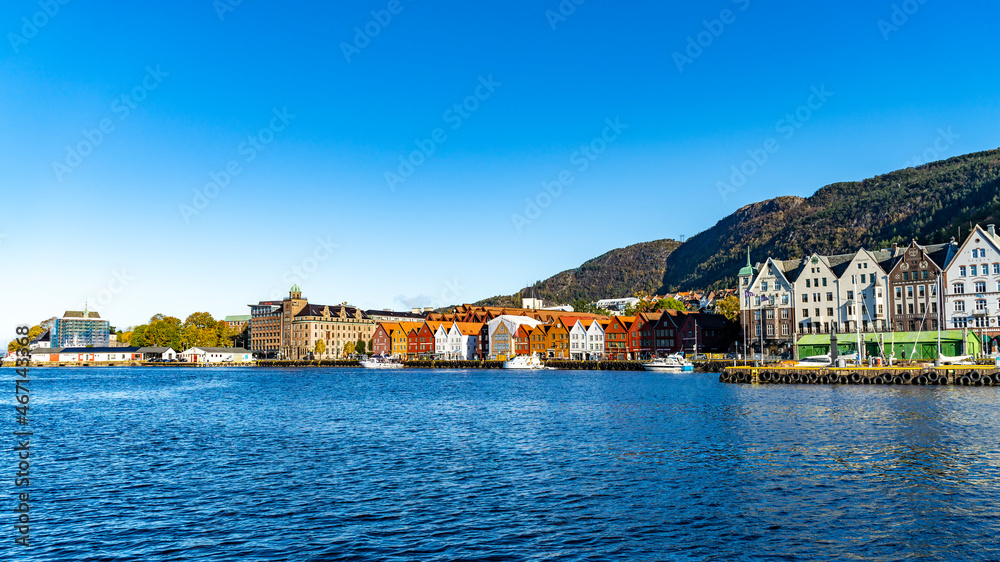 alte bunte Häuser in der Altstadt namens Bryggen, Bergen, Norwegen. Rund um den Hafen gibt es viele schöne Häuser, weiß, rot, grün, gelb, Häuser mit Charme und Flair! kleines Haus, gemütliches Viertel