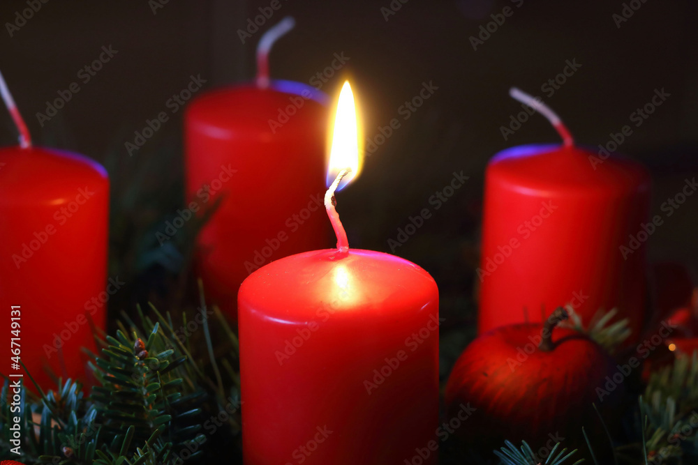 Festlicher Adventskranz - Traditionelle Weihnachtsdekoration Festlicher Adventskranz - Traditionelle Weihnachtsdekoration