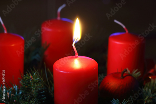 Festlicher Adventskranz - Traditionelle Weihnachtsdekoration
