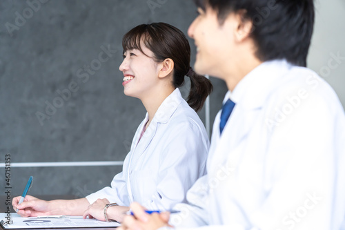 勉強,セミナーを受ける白衣を着た日本人 photo