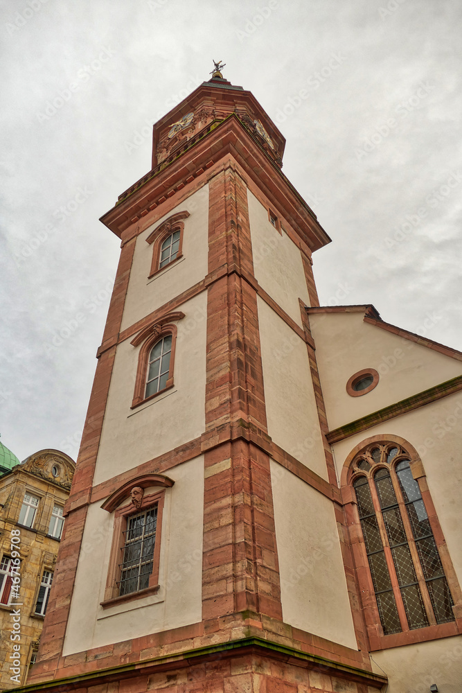 Historischer Kirchturm im Zentrum von Heidelberg