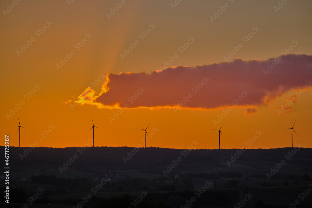 Orangefarbener Abendhimmel mit Windrädern Orangefarbener Abendhimmel mit Windrädern