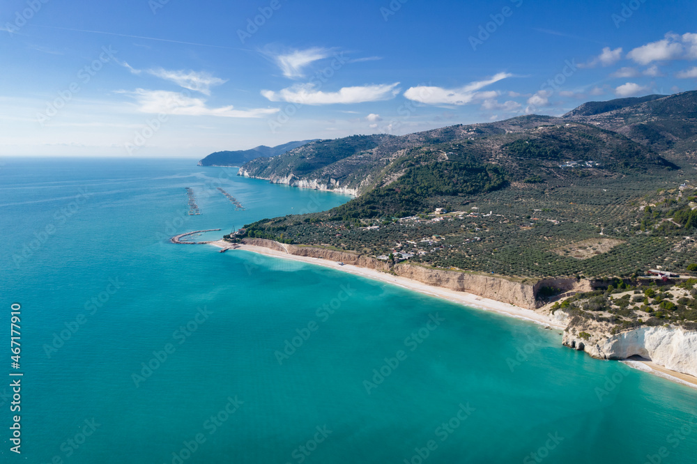 Vista aerea della spiaggia di vignanotica, gargano con drone