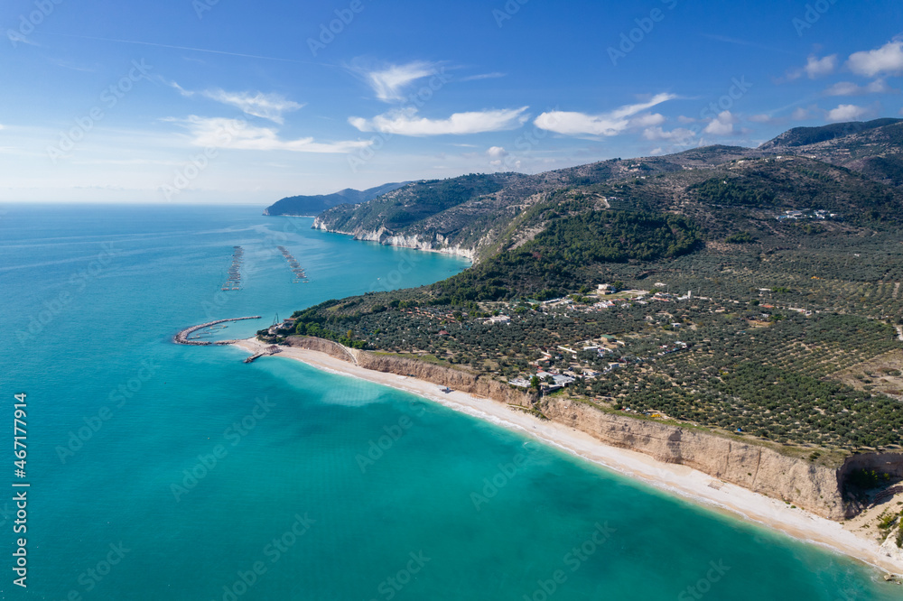 Vista aerea della spiaggia di vignanotica, gargano con drone Vista aerea della spiaggia di vignanotica, gargano con drone