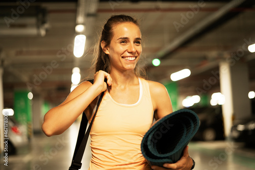 Beautiful athlete woman in sportswear. Young woman pripering for the training outdoors