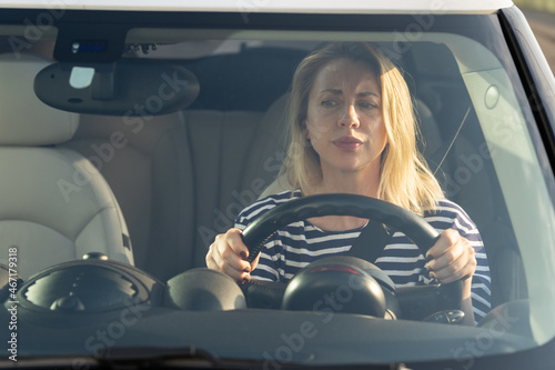 Canvastavla Scared woman driver worried looking at car accident on road through windshield