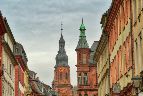 Historischer Kirchturm und alte Häuser im Zentrum von Heidelberg