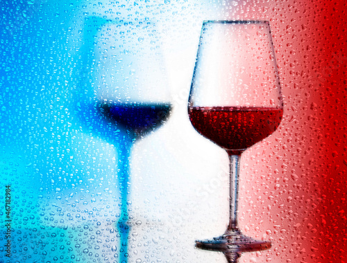 Weinglas, tricolore Frankreich, hinter Glas mit Wassertropfen