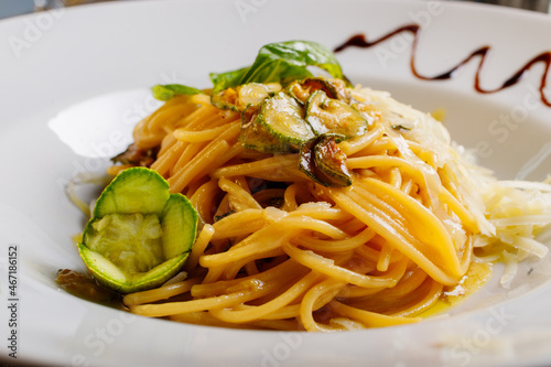 Spaghetti alla nerano con zucchine fritte e provolone del monaco serviti in un ristorante 